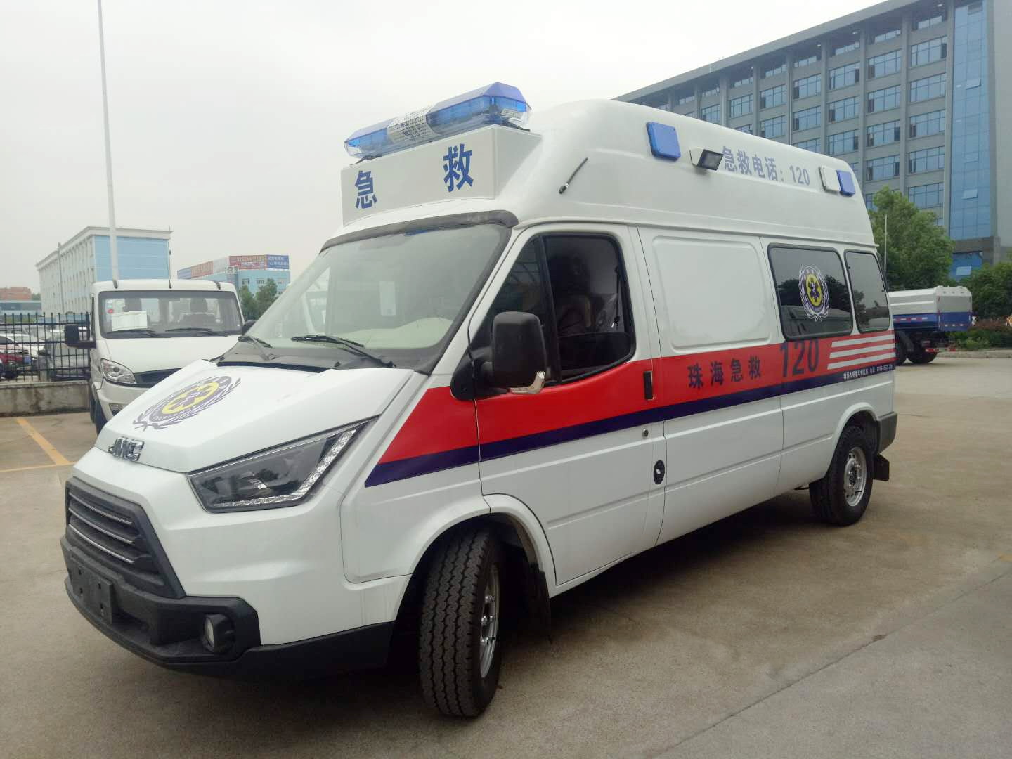 江铃特顺长轴高顶监护型救护车